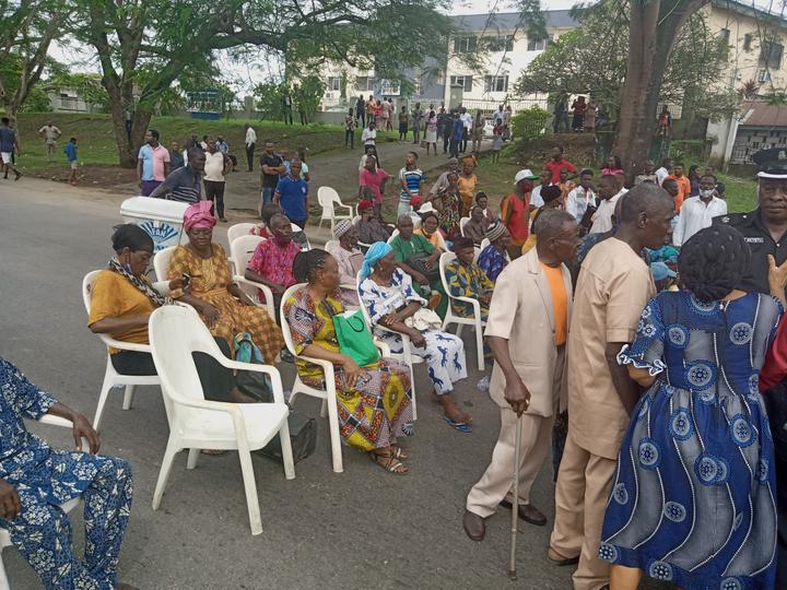 local-government-pensioners-in-calabar-this-afternoon-barricaded-the-murtala-muhammed-highway-over-n